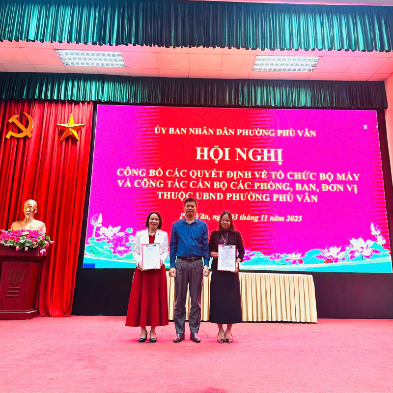 UBND PHƯỜNG PHÙ VÂN TỔ CHỨC HỘI NGHỊ CÔNG BỐ CÁC QUYẾT ĐỊNH VỀ TỔ CHỨC BỘ MÁY VÀ CÔNG TÁC CÁN BỘ CÁC PHÒNG, BAN, ĐƠN VỊ THUỘC UBND PHƯỜNG