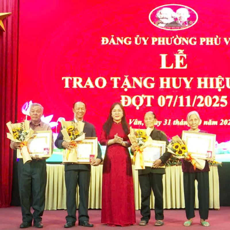 Đảng ủy phường Phù Vân tổ chức lễ trao tặng huy hiệu Đảng đợt 7/11/2025