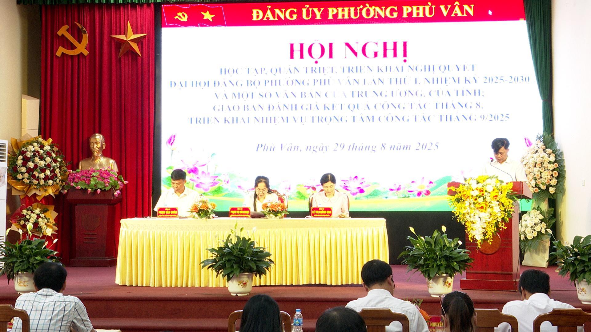 Đảng uỷ phường Phù Vân tổ chức học tập, quán triệt, triển khai NQ ĐH Đảng bộ phường lần thứ I, nhiệm kỳ 2025 -2030 và một số văn bản của TW, của Tỉnh. Giao ban công tác tháng 8, triển khai nhiệm vụ trọng tâm tháng 9/2025