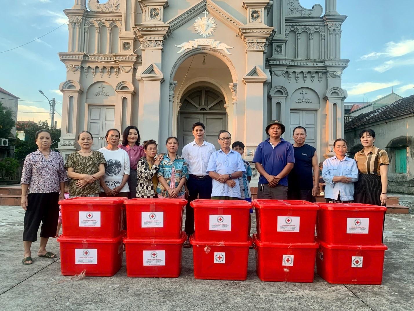 Lãnh đạo Hội Chữ thập đỏ tỉnh Ninh Bình và Đảng ủy – UBND - UB MTTQ phường Phù Vân thăm hỏi tặng quà dân bị ngập lụt trên địa bàn phường Phù Vân, tỉnh Ninh Bình