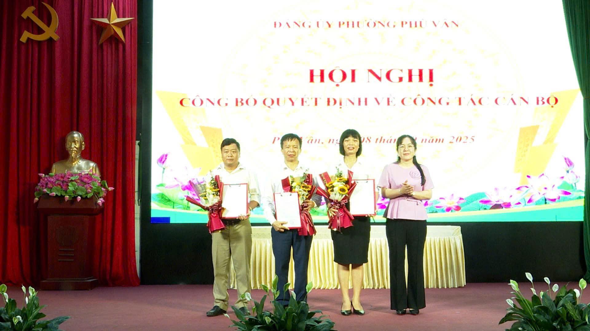 Đảng ủy phường Phù Vân công bố Quyết định về công tác cán bộ