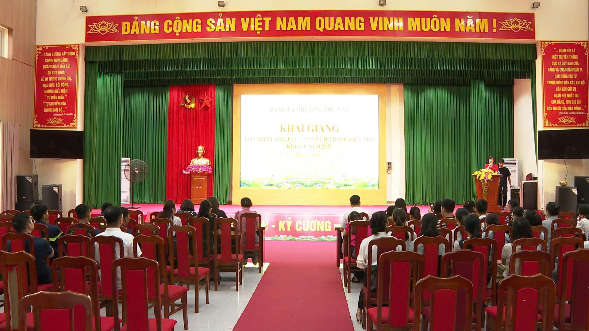 Trung tâm Chính trị phường Phù Vân phối hợp với các cơ quan liên quan tổ chức lớp bồi dưỡng lý luận chính trị dành cho đảng viên mới khóa 1, năm 2025