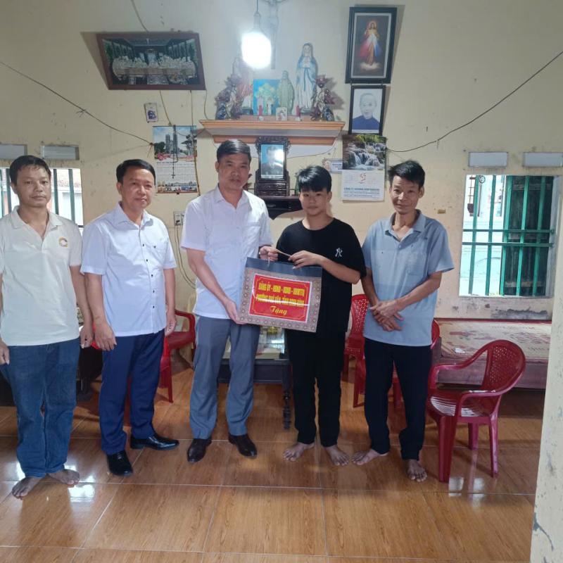 Phường Phù Vân thăm tặng quà các cháu thiếu nhi có hoàn cảnh đặc biệt khó khăn dịp Tết Trung thu năm 2025.