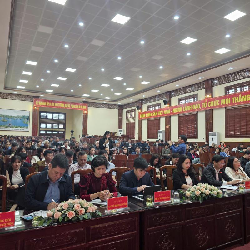 Sáng 6/11 tại Phường Tam Chúc các đại biểu HĐND tỉnh đã tiếp xúc cử tri các phường: Tam Chúc, Nguyễn Uý, Lý Thường Kiệt  trước Kỳ họp thường lệ cuối năm 2025 HĐND tỉnh khóa XV, nhiệm kỳ 2021-2026.