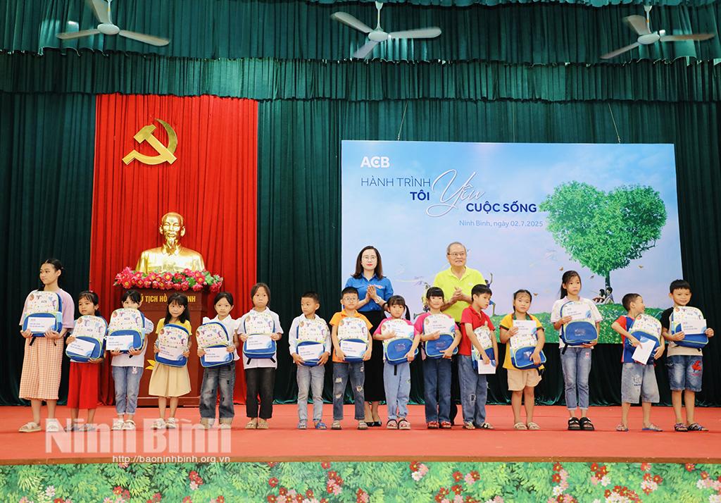 Tổ chức chương trình “Hành trình tôi yêu cuộc sống”