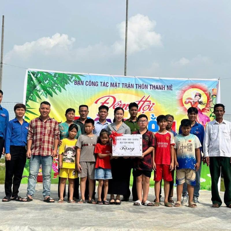 NHÂN DỊP TẾT TRUNG THU CÁC ĐỒNG CHÍ LÃNH ĐẠO ĐẢNG ỦY - HĐND - UBND - UBMTTQVN XÃ TÂN MINH ĐÃ THĂM VÀ TẶNG QUÀ CHO CÁC CHÁU