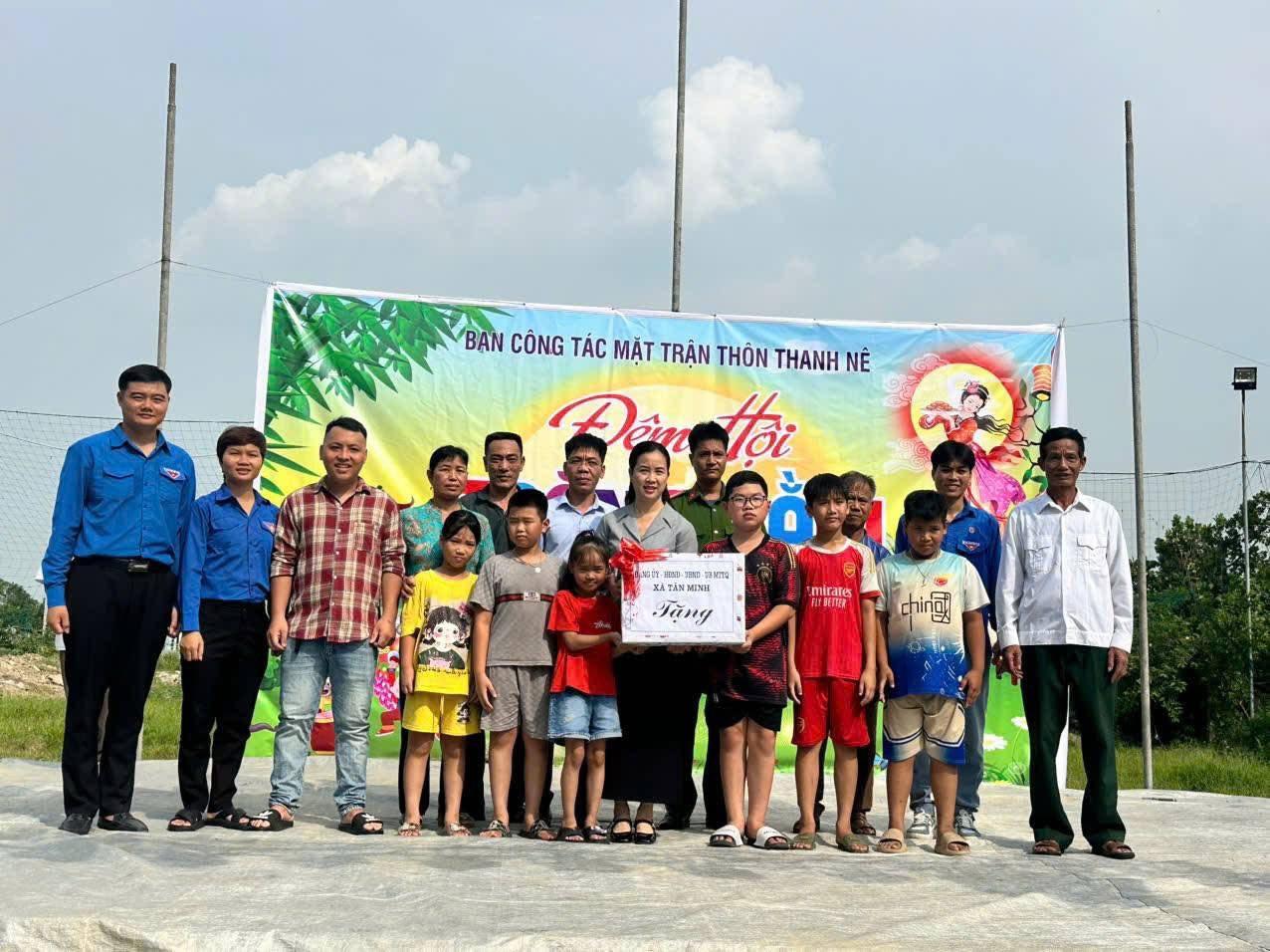 NHÂN DỊP TẾT TRUNG THU CÁC ĐỒNG CHÍ LÃNH ĐẠO ĐẢNG ỦY - HĐND - UBND - UBMTTQVN XÃ TÂN MINH ĐÃ THĂM VÀ TẶNG QUÀ CHO CÁC CHÁU