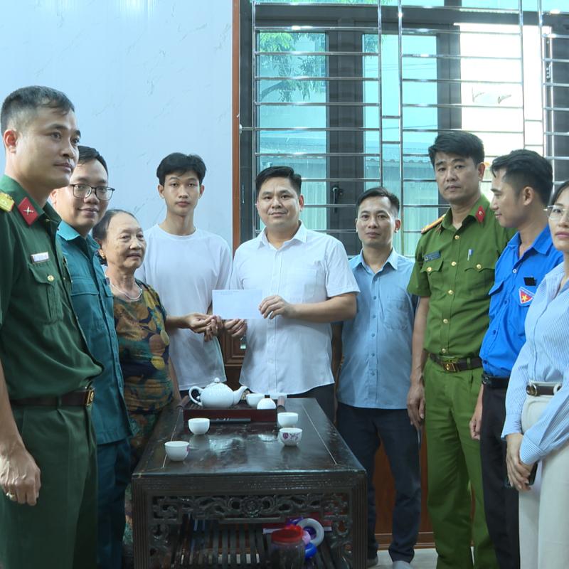 Tân Thanh: Thăm, tặng quà, động viên công dân xung phong lên đường nhập ngũ năm 2026.