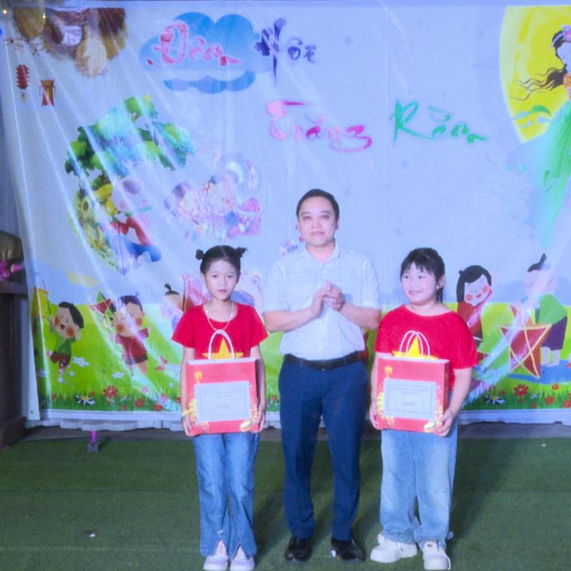 Tân Thanh: Tặng quà các em thiếu niên nhi đồng nhân dịp Tết Trung Thu năm 2025.