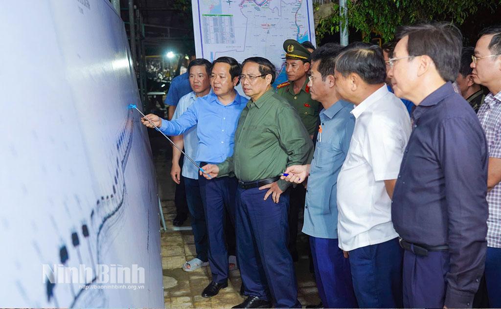 Thủ tướng Chính phủ Phạm Minh Chính thăm hỏi, động viên nhân dân và kiểm tra công tác khắc phục hậu quả bão số 10 tại Ninh Bình