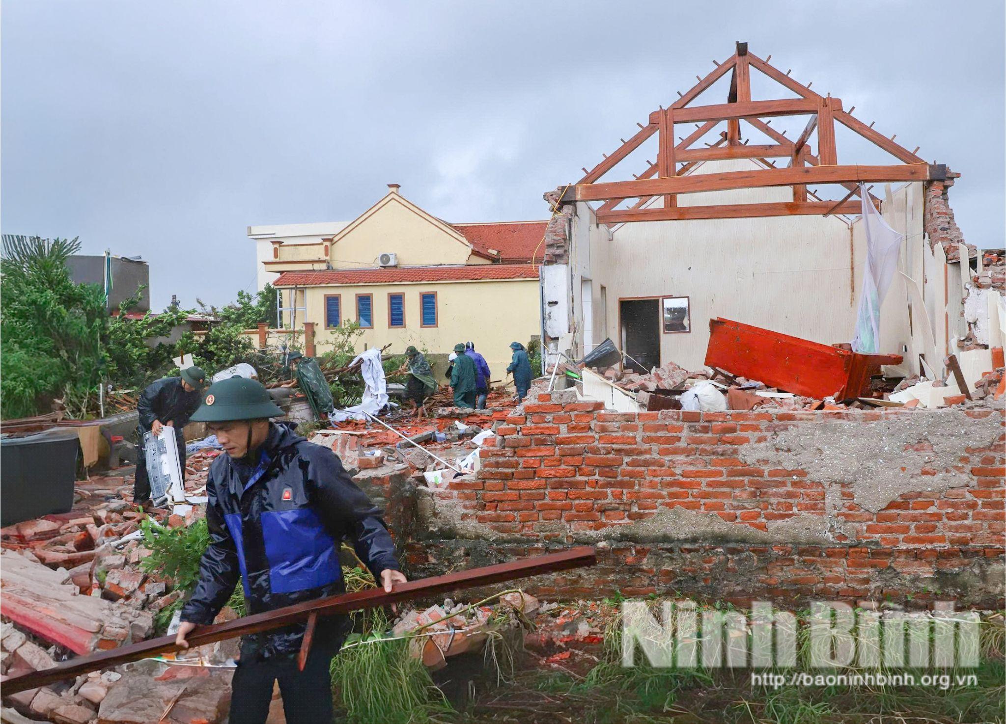 Bão số 10 và giông lốc gây thiệt hại nghiêm trọng tại Ninh Bình