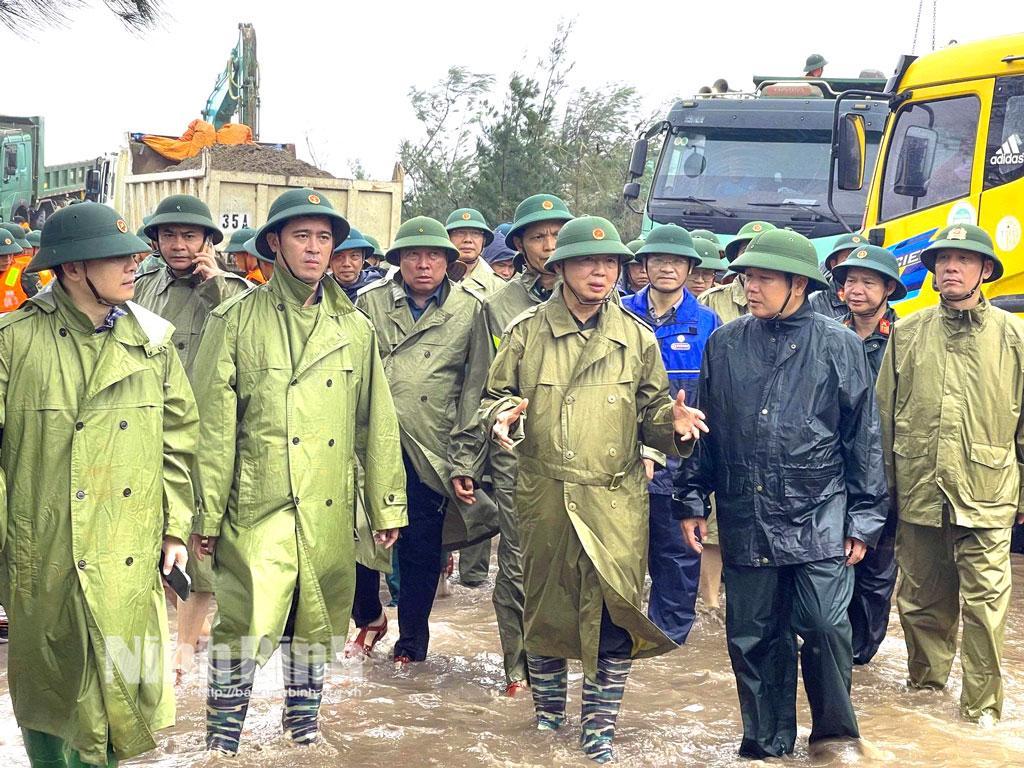 Phó Thủ tướng Trần Hồng Hà kiểm tra công tác ứng phó bão số 10 và khắc phục sự cố sạt, sập đê biển Hải Thịnh III