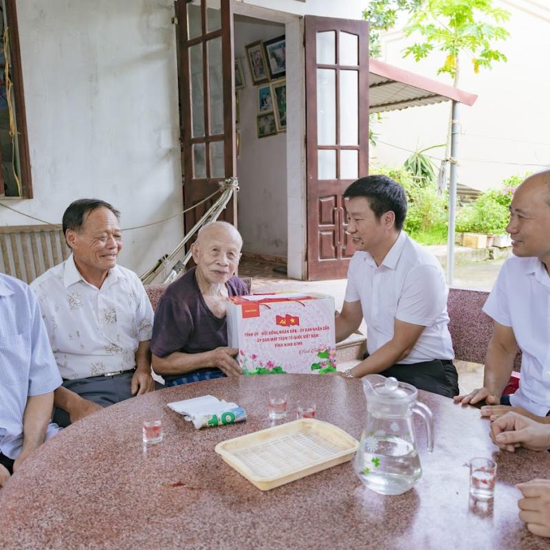 Đảng Ủy - Hđnd - Ubnd - Ub Mttq Phường Thành Nam Tổ Chức Thăm Hỏi, Tặng Quà Người Có Công Nhân Kỷ Niệm 78 Năm Ngày Thương Binh - Liệt Sĩ (27/7/1947 - 27/7/2025)
