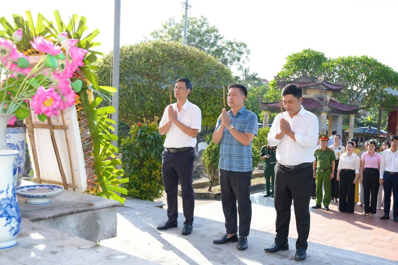 ĐOÀN ĐẠI BIỂU CHÍNH THỨC ĐẠI HỘI ĐẠI BIỂU ĐẢNG BỘ PHƯỜNG THÀNH NAM LẦN THỨ I, NHIỆM KỲ 2025-2030 DÂNG HƯƠNG TẠI NGHĨA TRANG LIỆT SỸ.