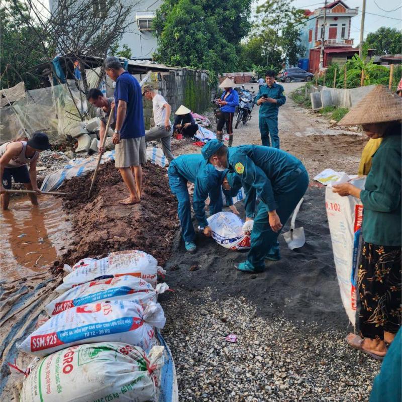 Ban Chỉ huy Quân sự phường Tiên Sơn ra quân giúp Nhân dân  khắc phục hậu quả hoàn lưu bão số 10