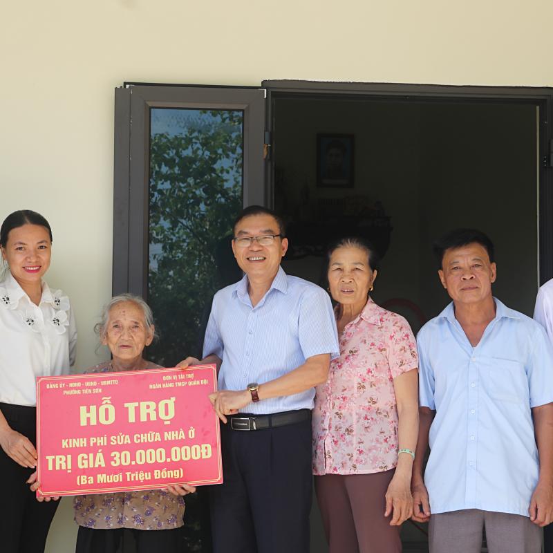 Trao tặng kinh phí hỗ trợ xóa nhà tạm, nhà dột nát trên địa bàn phường Tiên Sơn