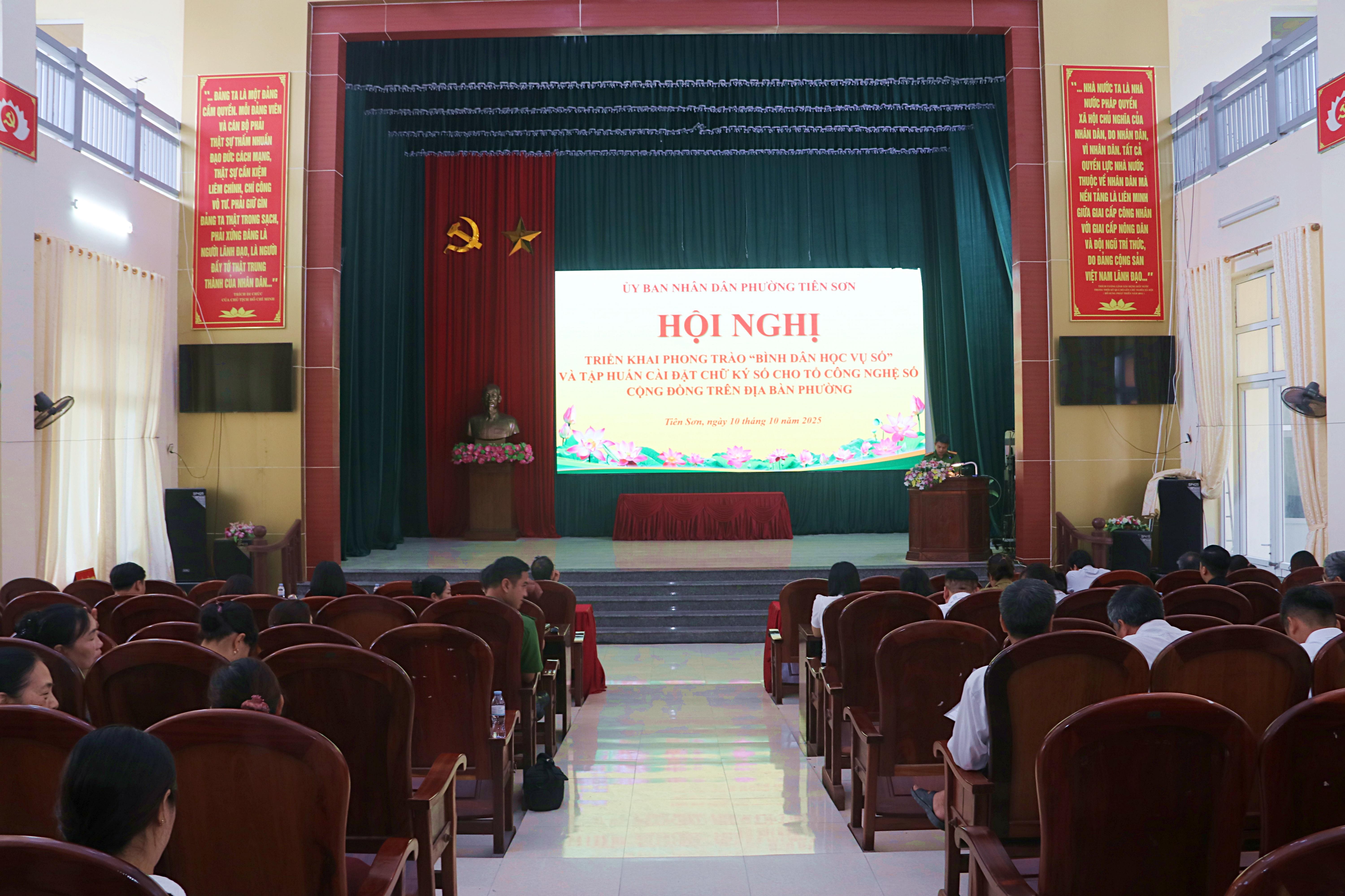 Hội nghị triển khai phong trào “Bình dân học vụ số” và tập huấn cài đặt chữ ký số cá nhân cho Tổ công nghệ số cộng đồng trên địa bàn