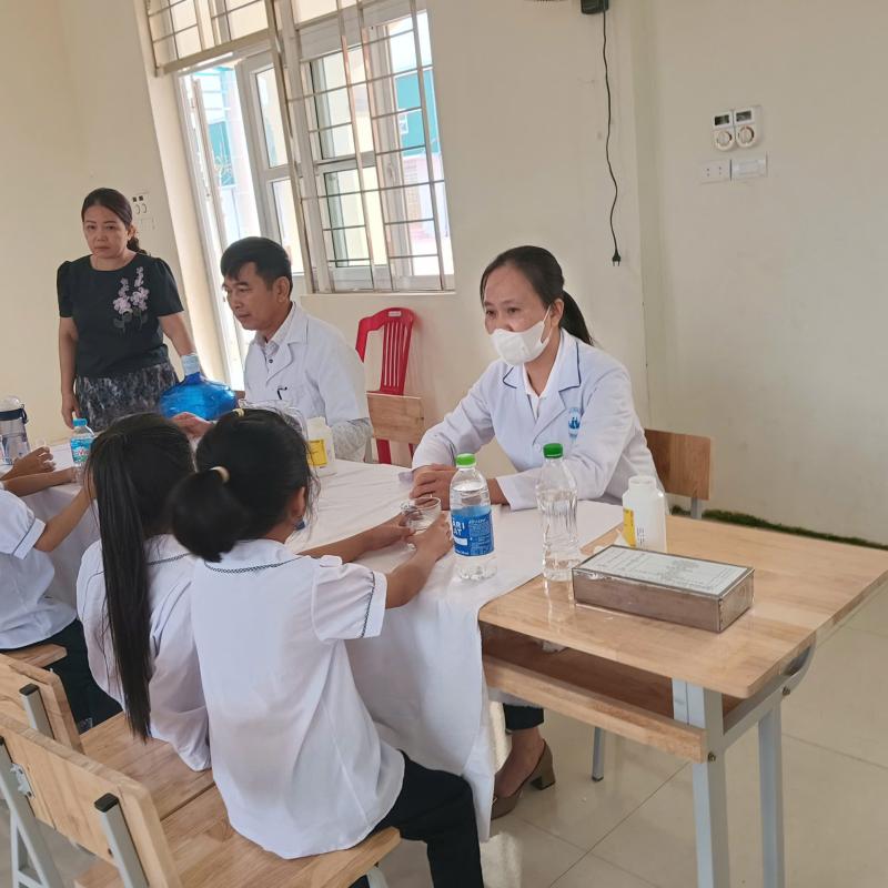 Xã Trần Thương, tỉnh Ninh Bình triển khai chiến dịch tẩy giun cho học sinh Tiểu học