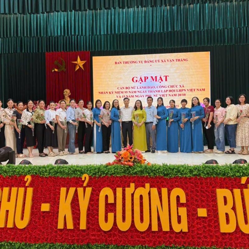 XÃ VẠN THẮNG TỔ CHỨC GẶP MẶT NỮ CÁN BỘ, CÔNG CHỨC NHÂN NGÀY PHỤ NỮ VIỆT NAM 20/10