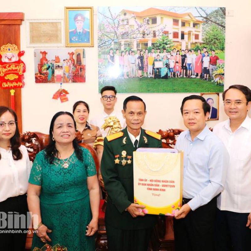 Đồng chí Chủ tịch UBND tỉnh thăm, tặng quà nhân kỷ niệm 78 năm Ngày Thương binh, Liệt sĩ (27/7)