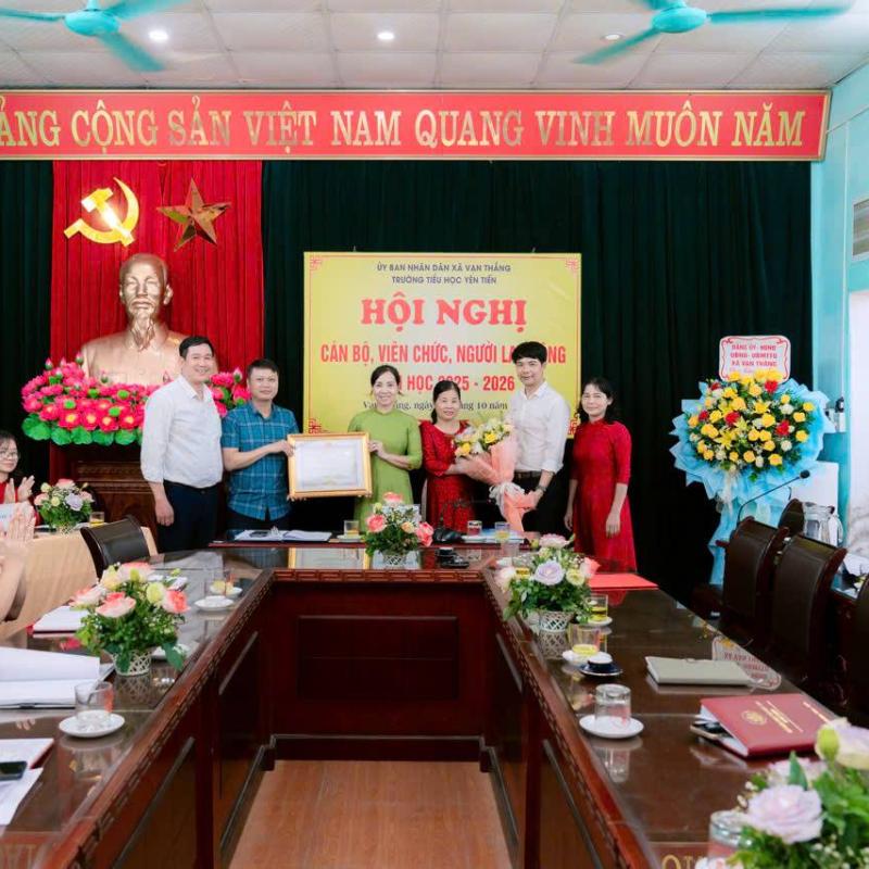 ĐOÀN CÔNG TÁC UBND XÃ VẠN THẮNG DỰ VÀ CHỈ ĐẠO HỘI NGHỊ CÔNG CHỨC, VIÊN CHỨC NĂM HỌC 2025 – 2026 TẠI CÁC TRƯỜNG TIỂU HỌC YÊN THẮNG VÀ YÊN TIẾN