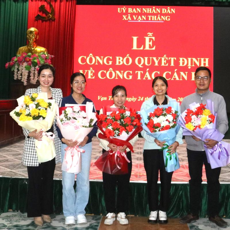 XÃ VẠN THẮNG TỔ CHỨC LỄ CÔNG BỐ VÀ TRAO QUYẾT ĐỊNH VỀ CÔNG TÁC CÁN BỘ