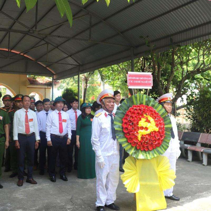 Đoàn đại biểu xã Vũ Dương viếng nghĩa trang liệt sĩ trước thềm Đại hội đại biểu Đảng bộ xã lần thứ I, nhiệm kỳ 2025-2030