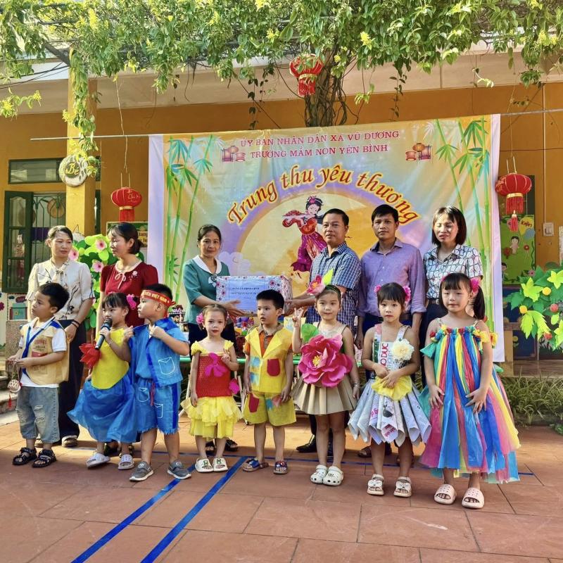 Lãnh đạo xã Vũ Dương thăm và tặng quà Tết Trung thu cho các cháu thiếu nhi