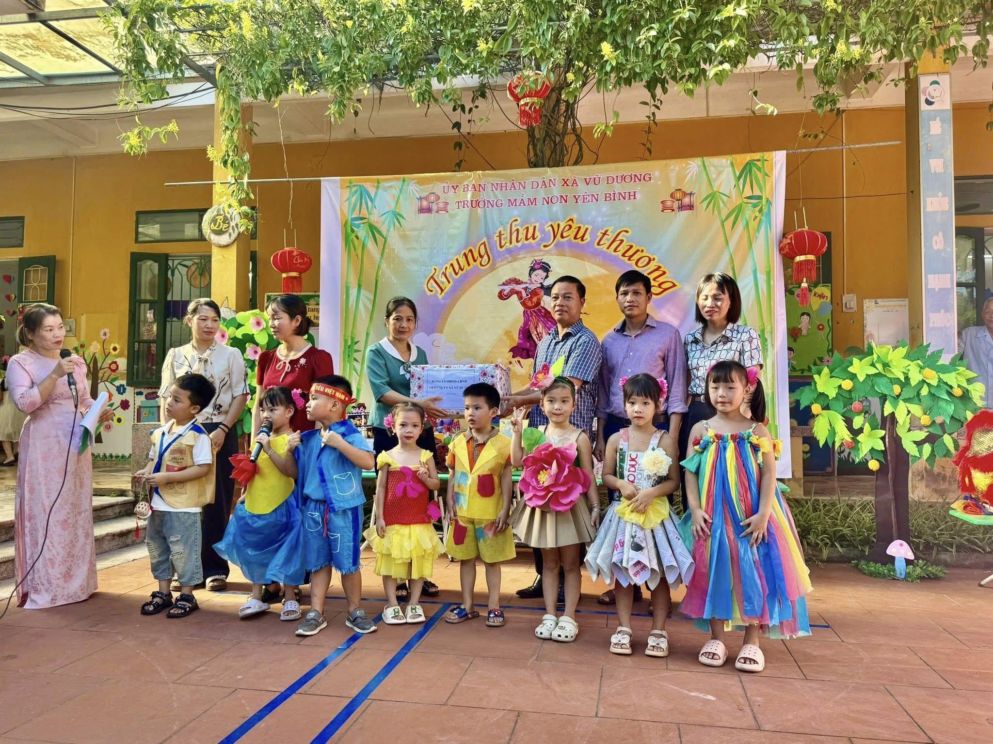 Lãnh đạo xã Vũ Dương thăm và tặng quà Tết Trung thu cho các cháu thiếu nhi