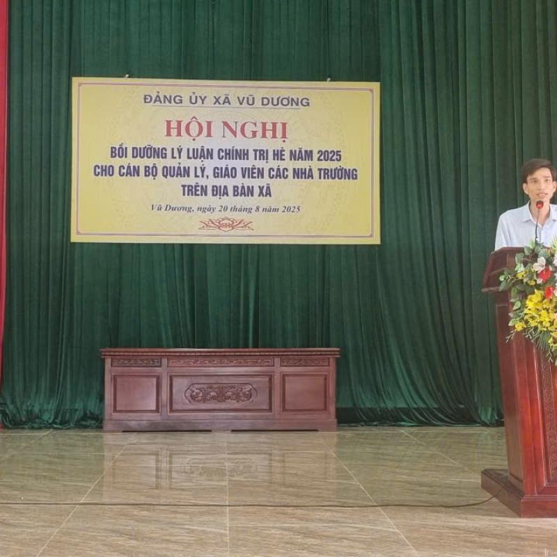 Đảng ủy xã Vũ Dương tổ chức Hội nghị bồi dưỡng, tập huấn chính trị hè năm 2025 cho đội ngũ cán bộ quản lý, giáo viên