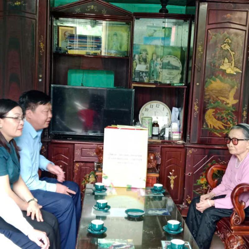 Các đồng chí lãnh đạo thăm, tặng quà mẹ Việt Nam anh hùng nhân dịp kỷ niệm 80 năm ngày Quốc khánh