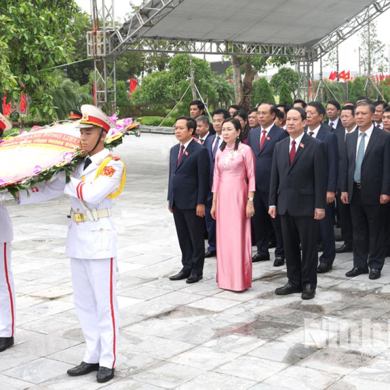 Các đồng chí lãnh đạo tỉnh dâng hương tri ân các bậc tiền nhân và Anh hùng Liệt sĩ trước thềm Đại hội