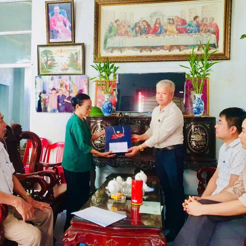 Lãnh đạo xã Xuân Trường thăm, tặng quà các gia đình thương binh, liệt sĩ nhân kỷ niệm 78 năm Ngày Thương binh - Liệt sĩ 27/7/2025