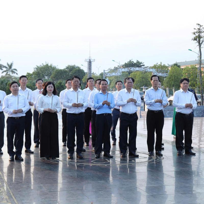 Các đồng chí lãnh đạo tỉnh dâng hương tưởng niệm 37 năm Ngày mất của Tổng Bí thư Trường Chinh