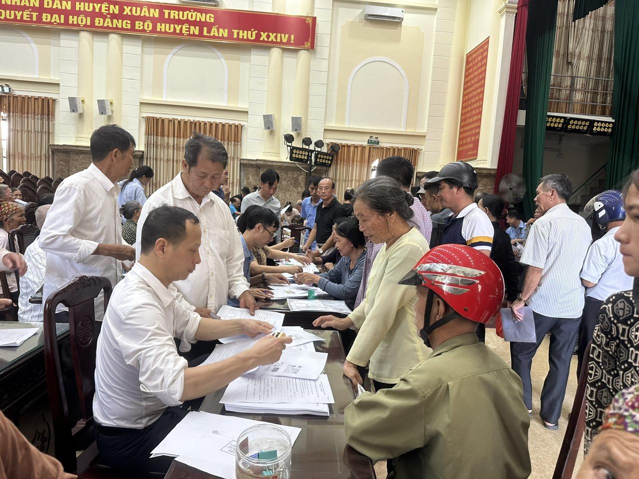 Xã Xuân Trường tiếp nhận hồ sơ trợ cấp hưu trí xã hội theo Nghị định số 176 của Chính phủ