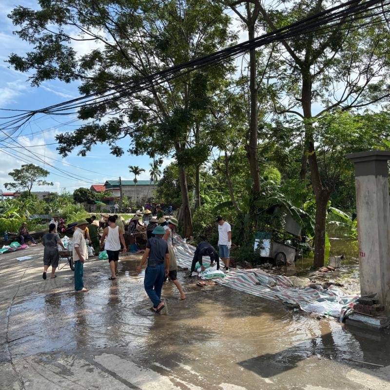 Cán bộ và nhân dân xã Yên Cường ra sức phòng chống lũ bảo vệ tính mạng, tài sản của nhân dân