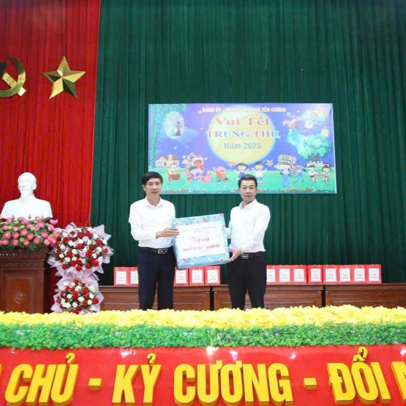 Đoàn lãnh đạo tỉnh Ninh Bình thăm và trao quà cho thiếu nhi nhận dịp Trung thu tại xã Yên Cường